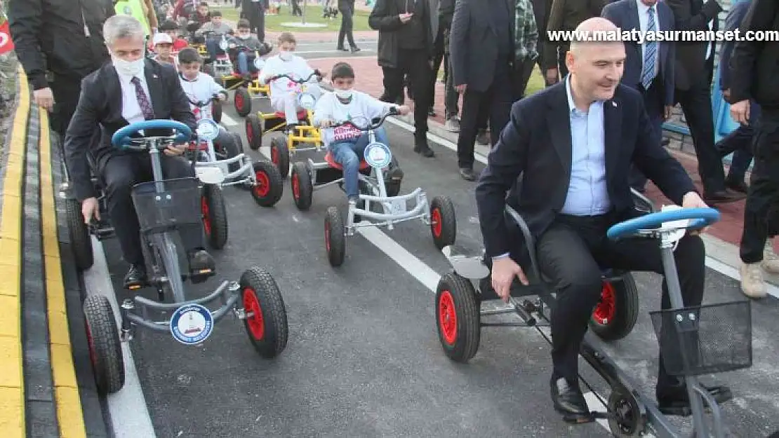 Bakan Soylu, çocuklarla trafik eğitim aracı kullandı, renkli görüntüler oluştu