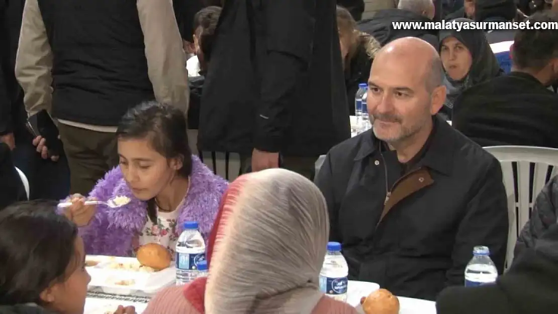 Bakan Soylu, iftarını depremzedelerle birlikte yaptı