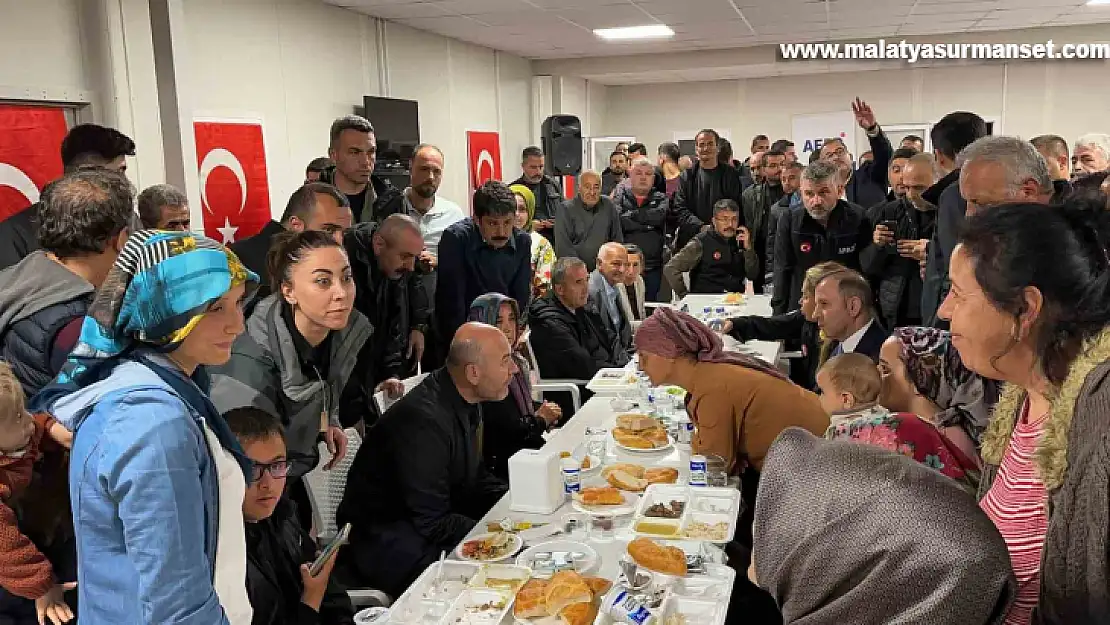 Bakan Soylu, İskenderun'da depremzedelerle iftarda buluştu