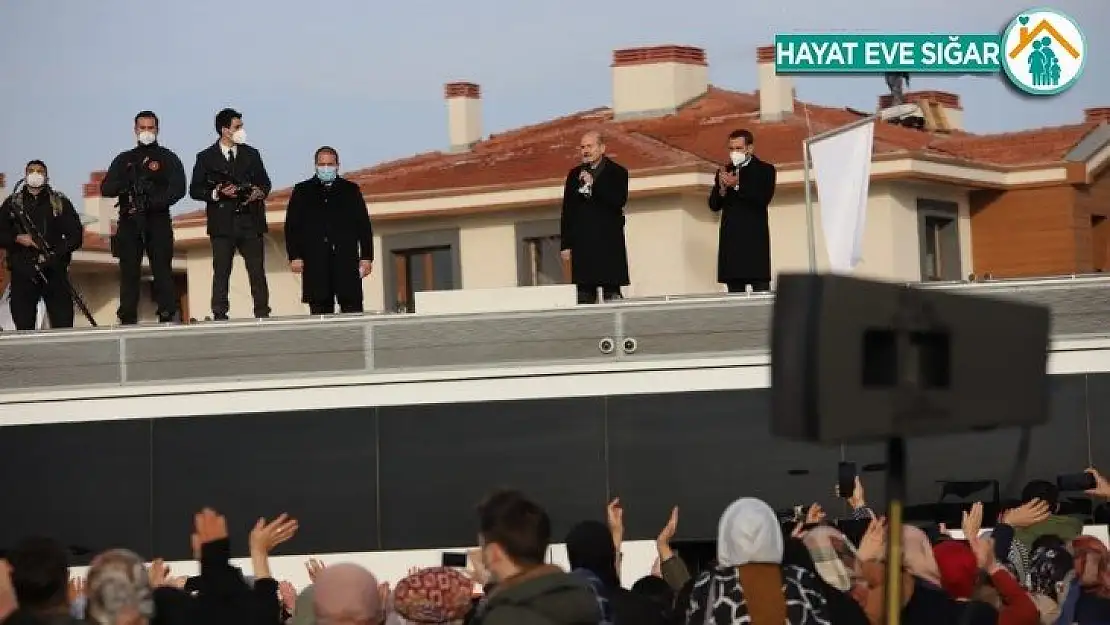 Bakan Soylu ve Kurum deprem konutları anahtar teslim törenine katıldı