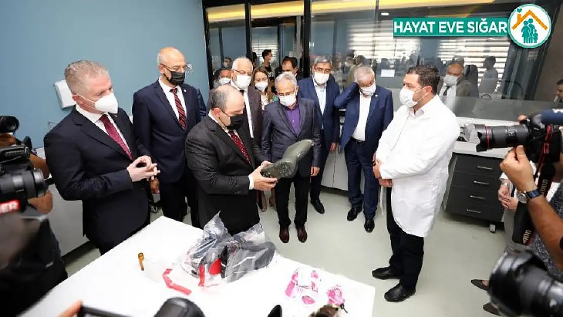 Bakan Varank, Akredite Ayakkabı Test Laboratuvarı'nın açılışını yaptı