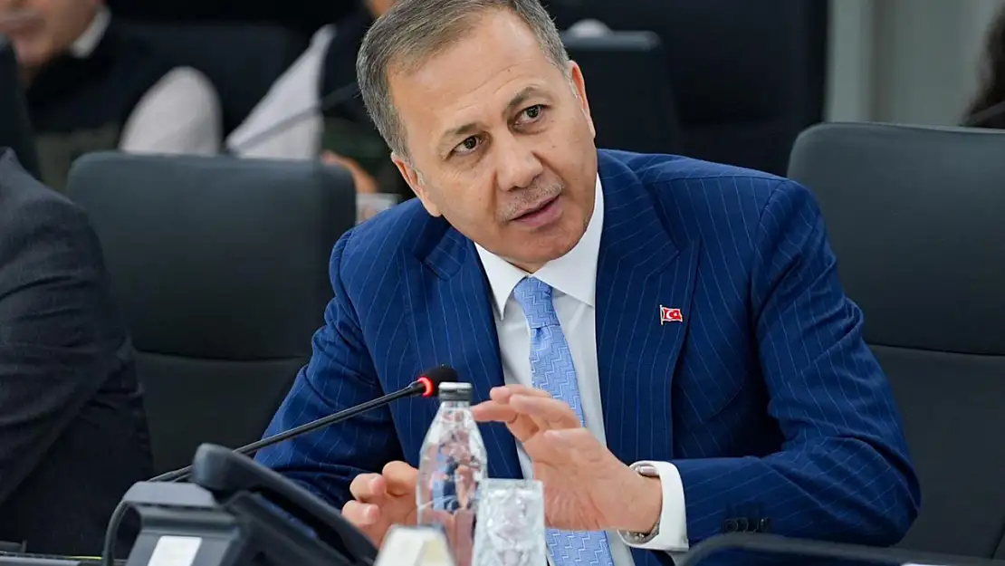 Bakan Yerlikaya 438 suçlu yurtdışından Türkiye'ye iade edildi