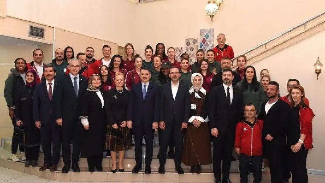 Bakanlar, Elazığ'ın basketbol takımı ile bir araya geldi