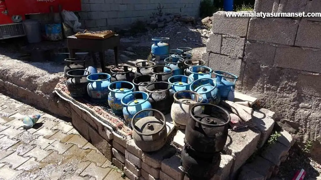 Bakkalda elektrik kontağından yangın çıktı, tüpler patlamadan söndürüldü