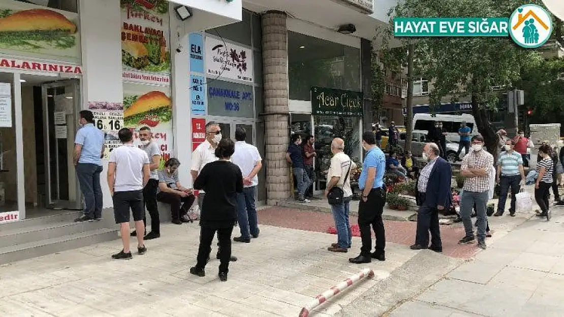 Baklavacının önündeki kuyruk görenleri hayrete düşürdü