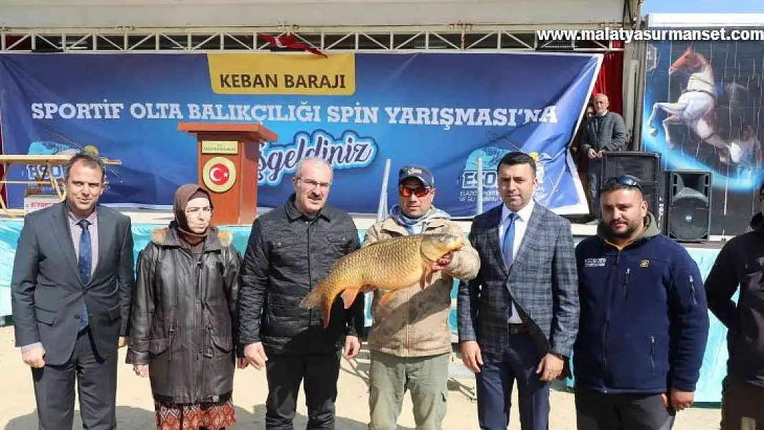 Balıkçılar en büyük balığı yakalamak için yarıştı