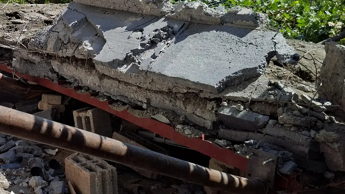 Balkon Çökmesi Can Aldı 3 Ölü 6 Yaralı