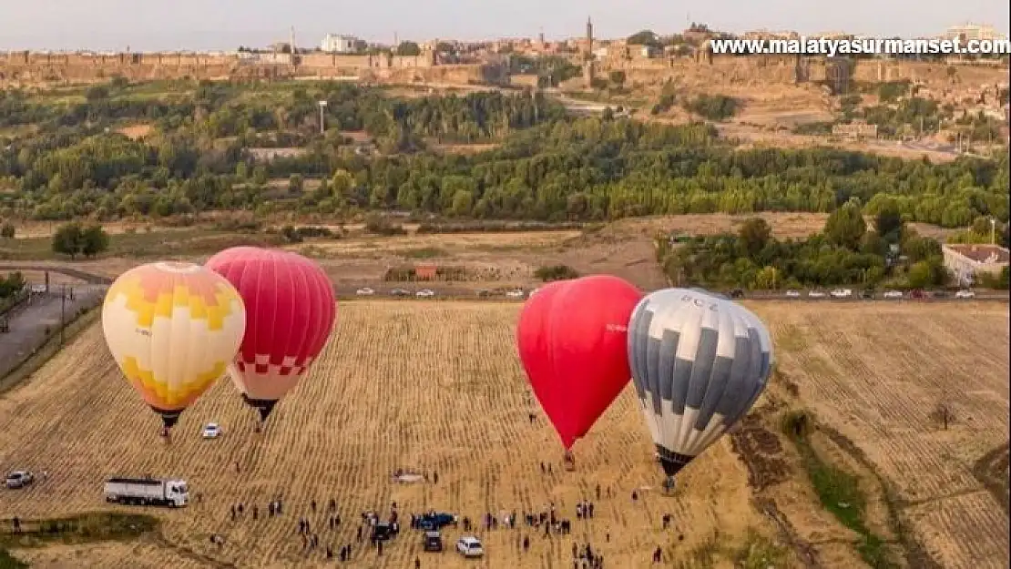 Balonlar halatlara bağlı askıda kaldı, gelenler sadece fotoğraf çekmekle yetindi