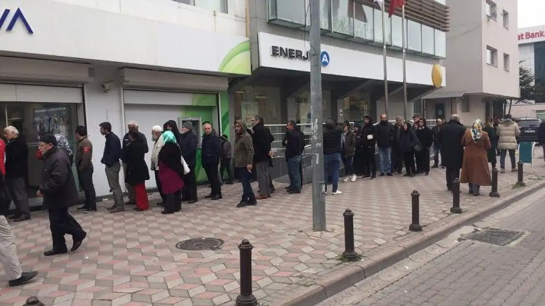 Banka önlerinde korona virüs kuyruğu