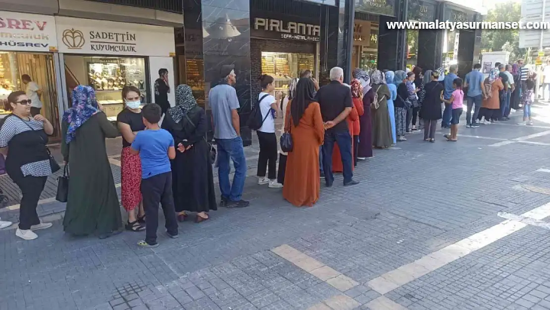 Bankalar önünde sosyal konut kuyruğu