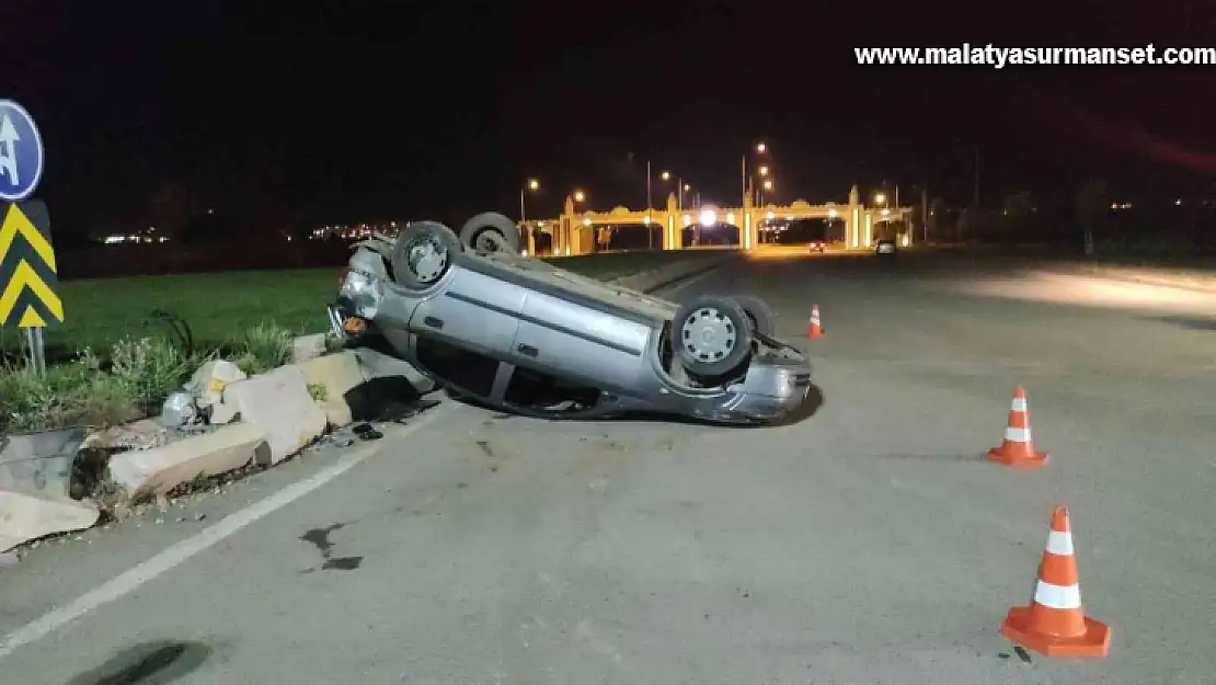 Bankete çarpan araç takla attı: 3 yaralı