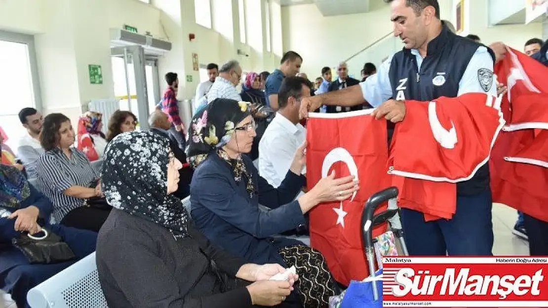 Barış Pınarı Operasyonuna destek için Türk Bayrağı dağıtıldı