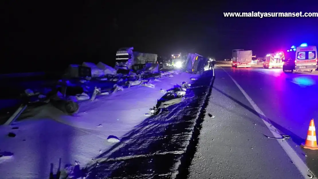 Bariyerlere çarpan tır devrildi: 2 kardeş hayatını kaybetti