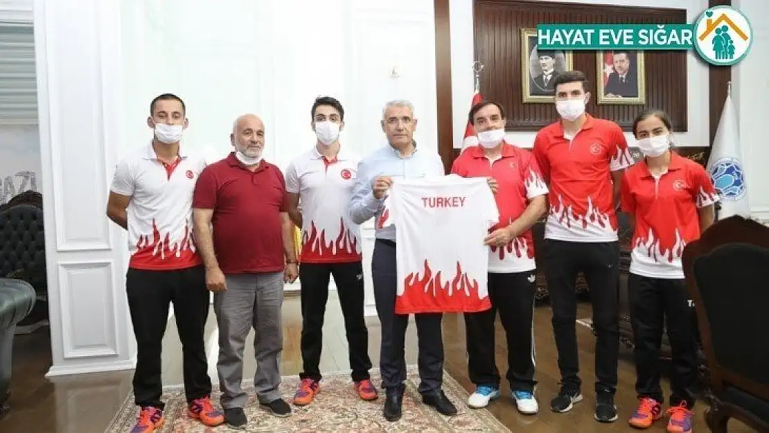 Başarılı Badmintonculardan Başkan Güder'e ziyaret