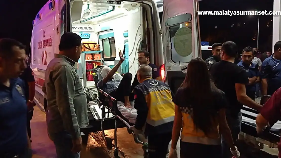 Başından vuruldu, el sallayarak ambulansa bindi