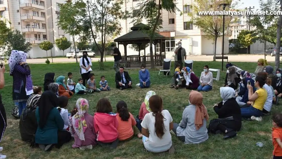 Başkan Beyoğlu çimlerin üzerinde bağdaş kurup kadınların taleplerini dinledi