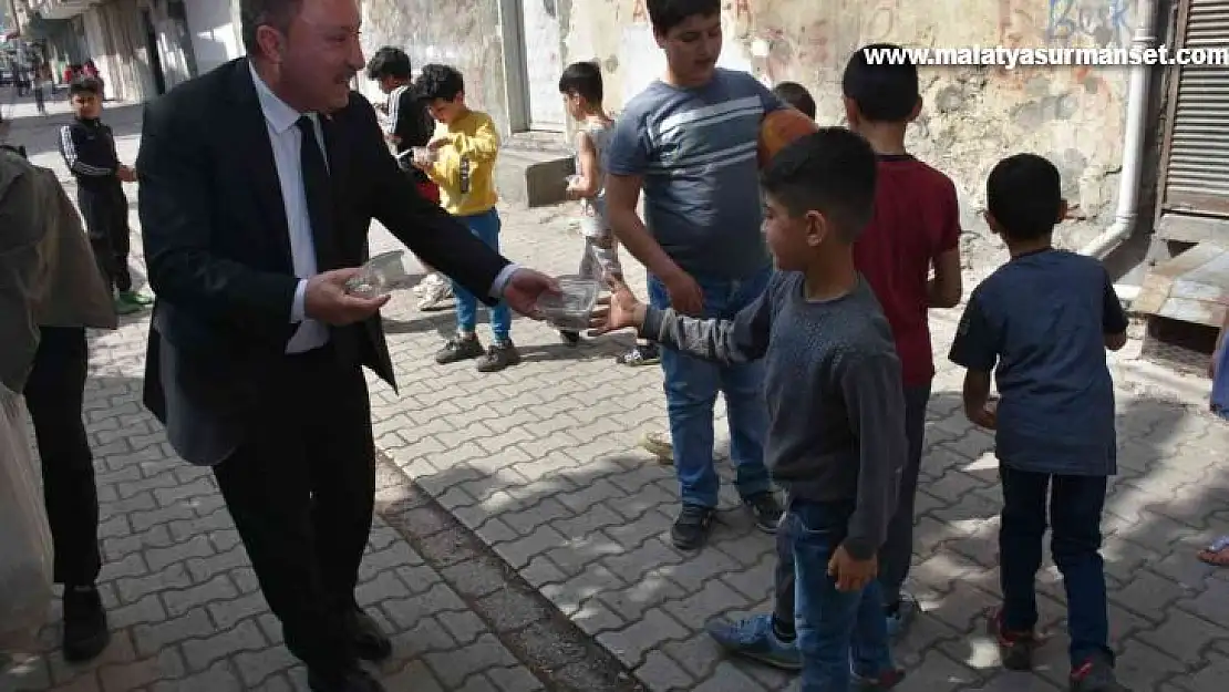 Başkan Beyoğlu, çocuklara kandil simidi ve lokum ikramında bulundu