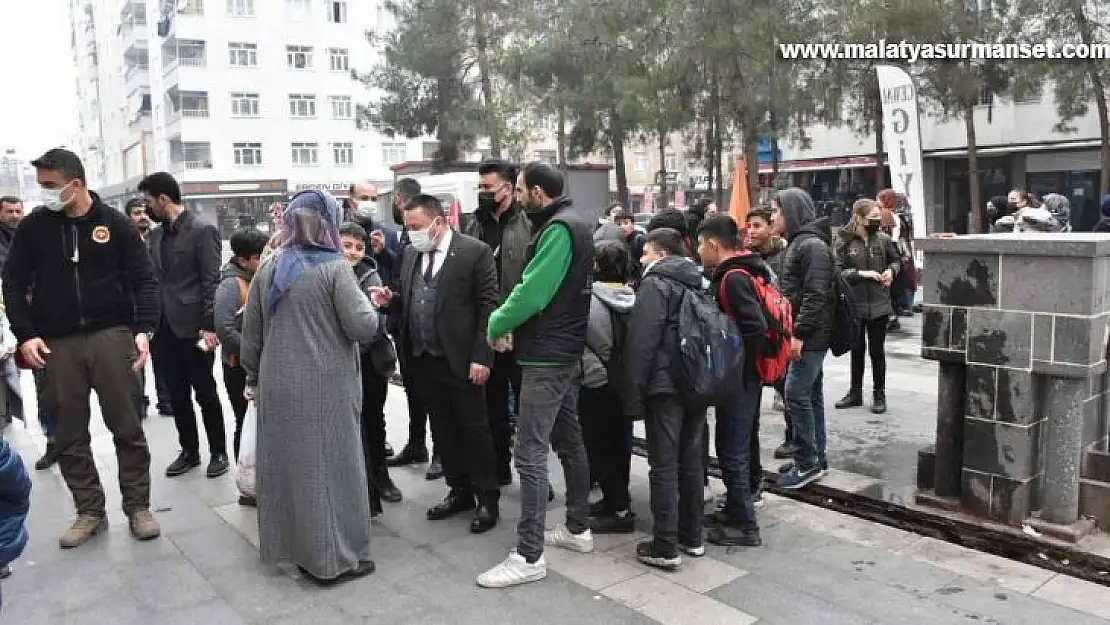 Başkan Beyoğlu esnafı ziyaret etti, devam eden spor yatırımlarını inceledi