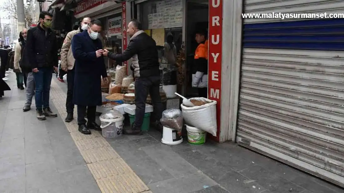 Başkan Beyoğlu gece ev, gündüz esnaf ziyaretinde