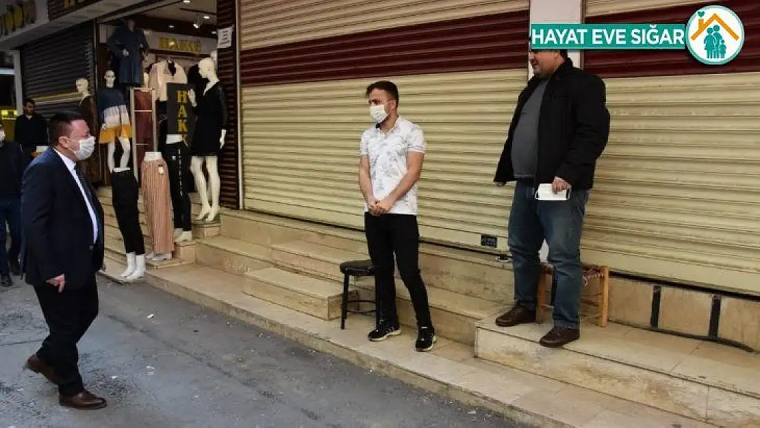 Başkan Beyoğlu iş yerlerini açan esnafa maske dağıtıp teşekkür etti