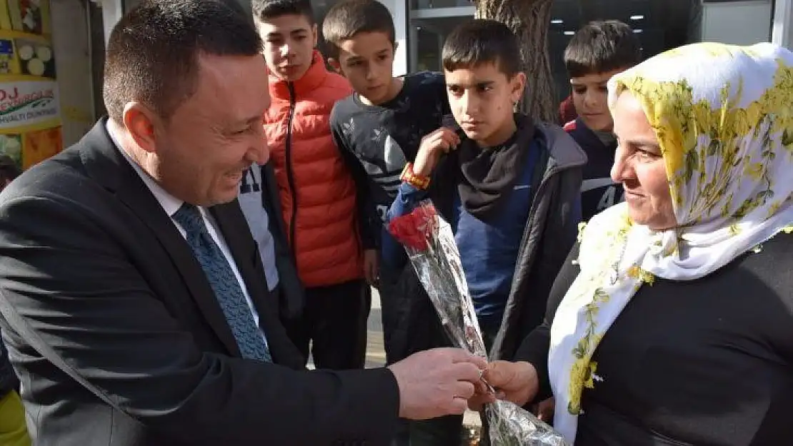 Başkan Beyoğlu kadınlara karanfil dağıttı