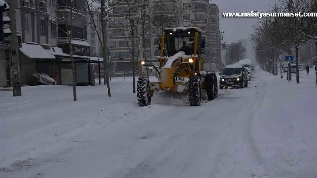 Başkan Beyoğlu kar temizleme çalışmalarına katıldı