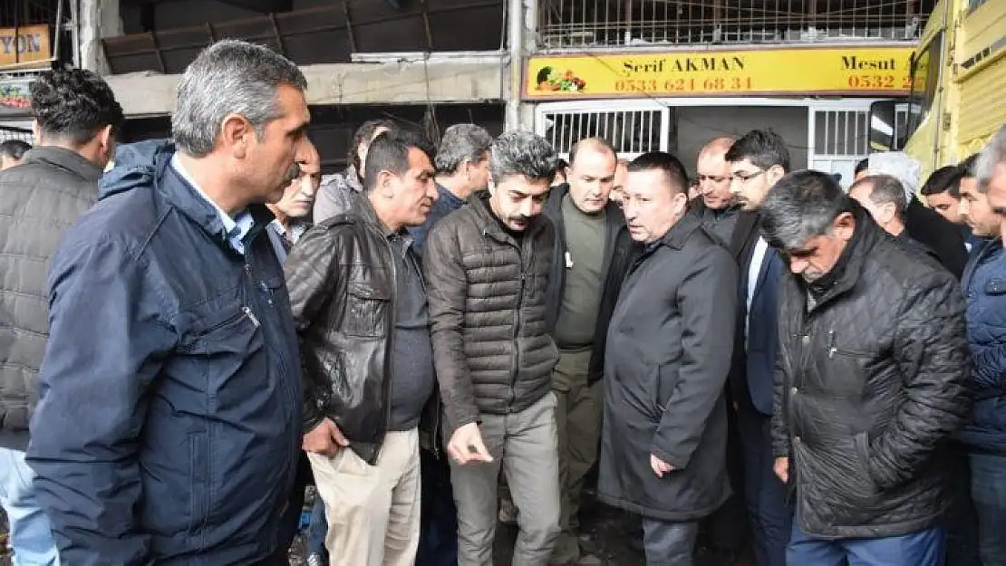 Başkan Beyoğlu patlama meydana gelen sebze ve meyve halinde incelemelerde bulundu