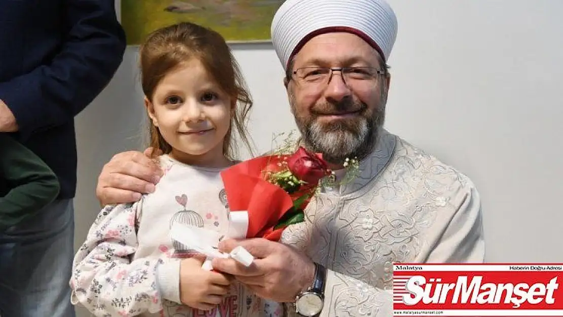 Başkan Erbaş, kendisine çiçek vermek isteyen küçük kızı davet etti
