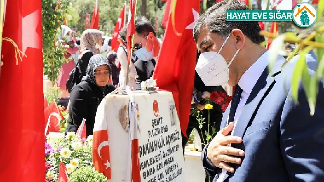 Başkan Fadıloğlu şehitleri mezarı başında andı