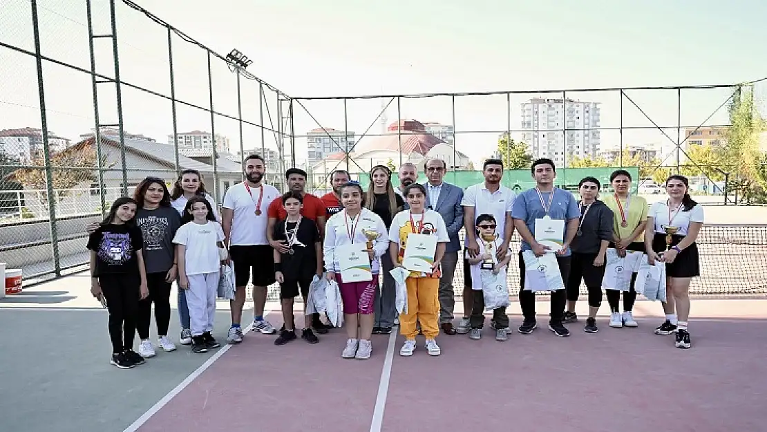 Başkan Geçit Tenis Şampiyonlarını Ödüllendirdi