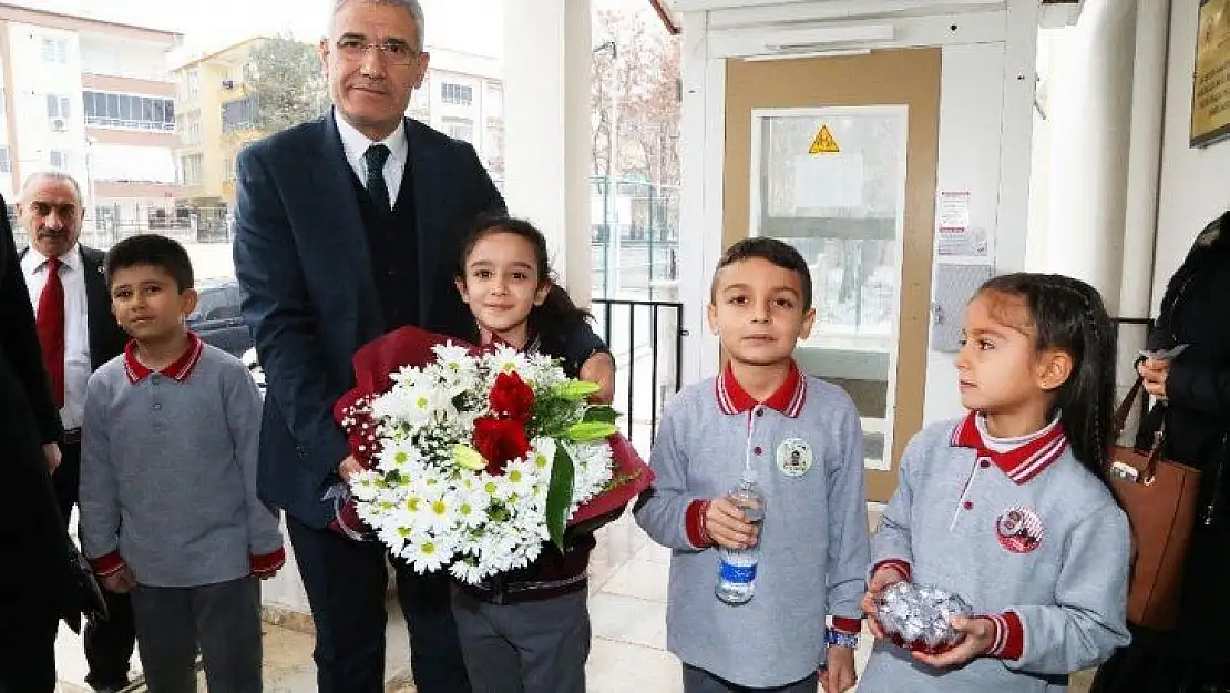 Başkan Güder, öğrencilerin karne heyecanına ortak oldu