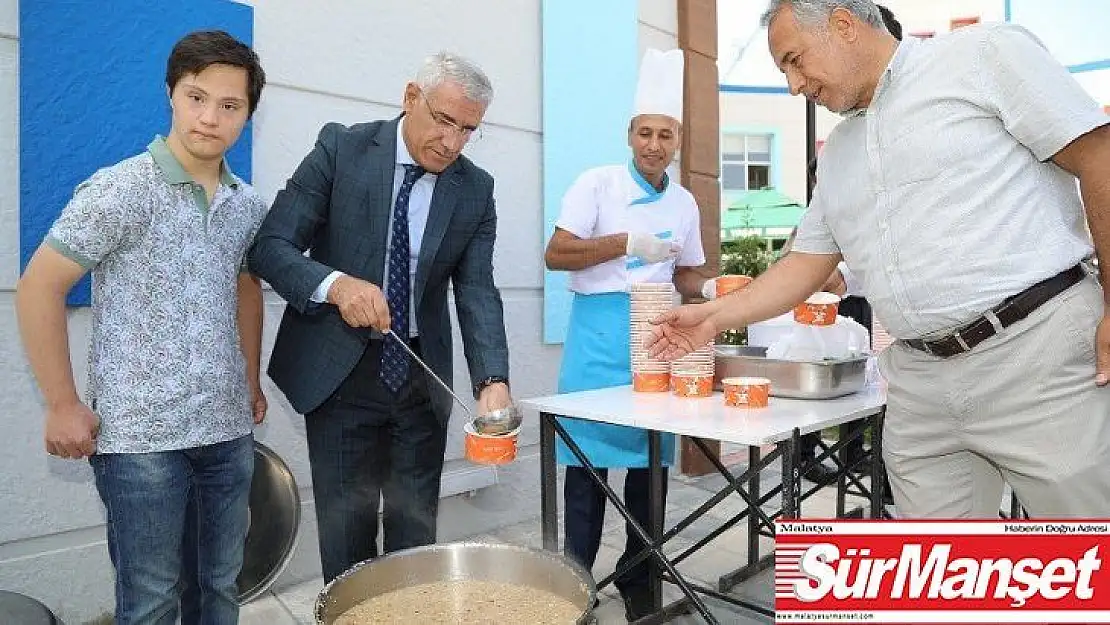 Başkan Güder, özel çocuklara aşure ikramında bulundu