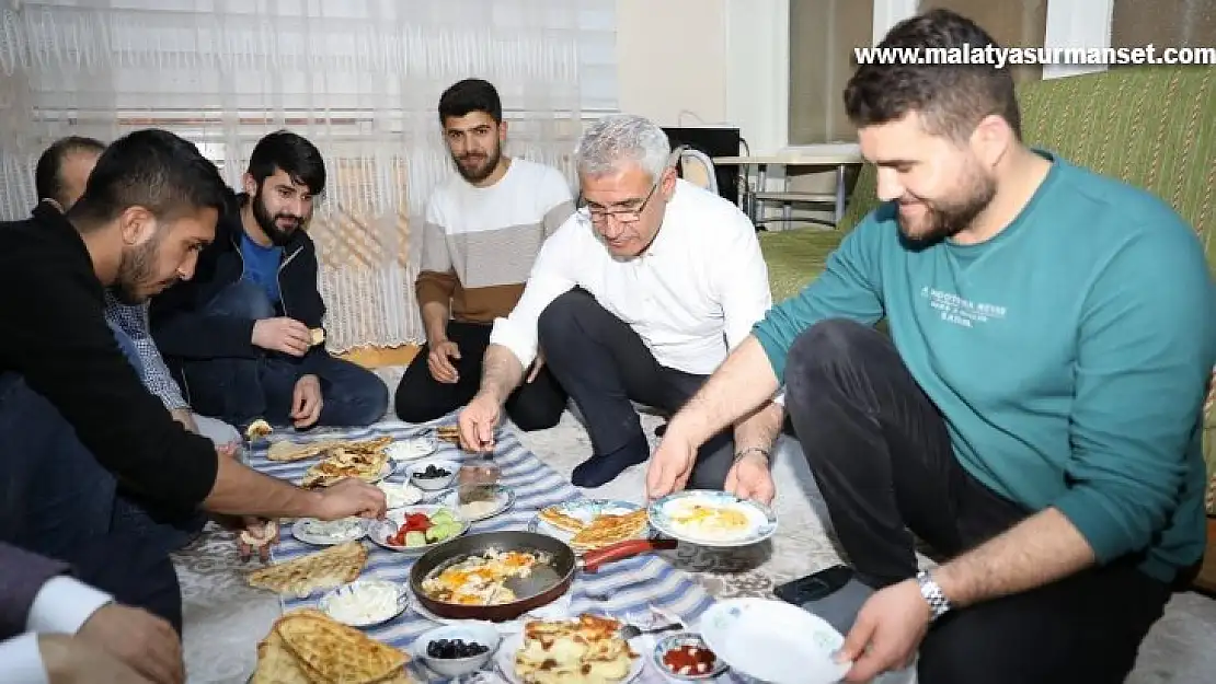 Başkan Güder, sahurda öğrenci evine misafir oldu