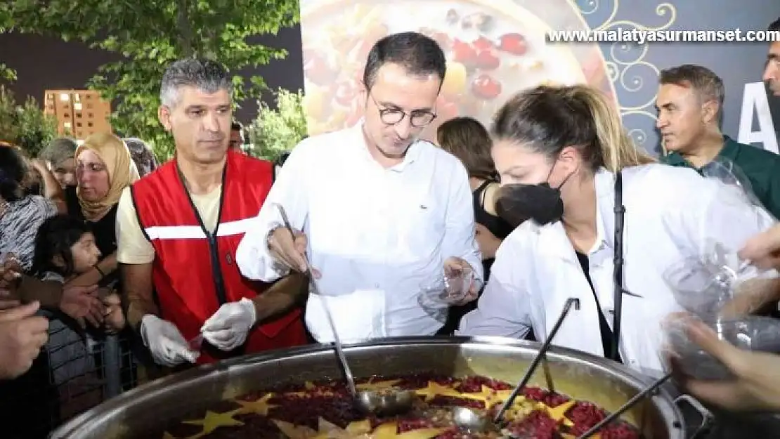 Başkan Karaman Diyarbakır'da aşure dağıttı