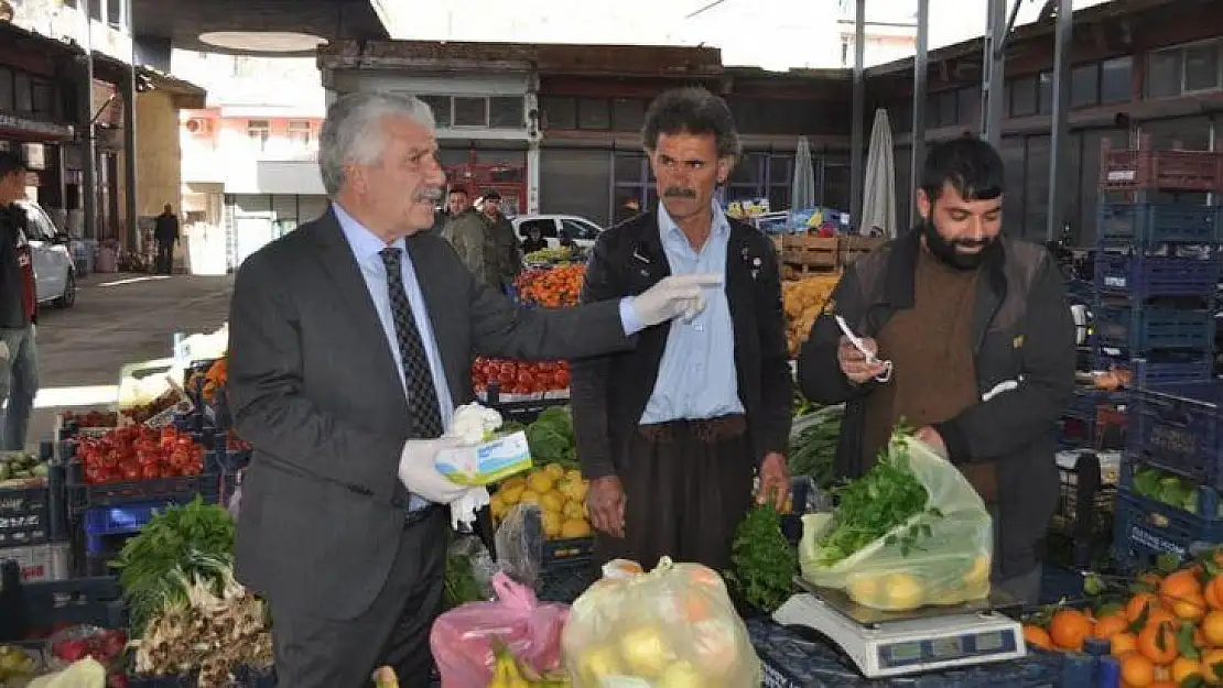 Başkan Karamehmetoğlu esnaf ve vatandaşlara eldiven dağıttı