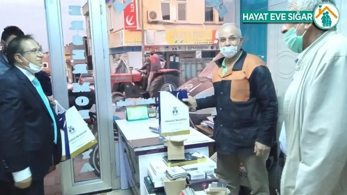 Başkan Kazgan'dan esnafa maske ve Türk bayrağı