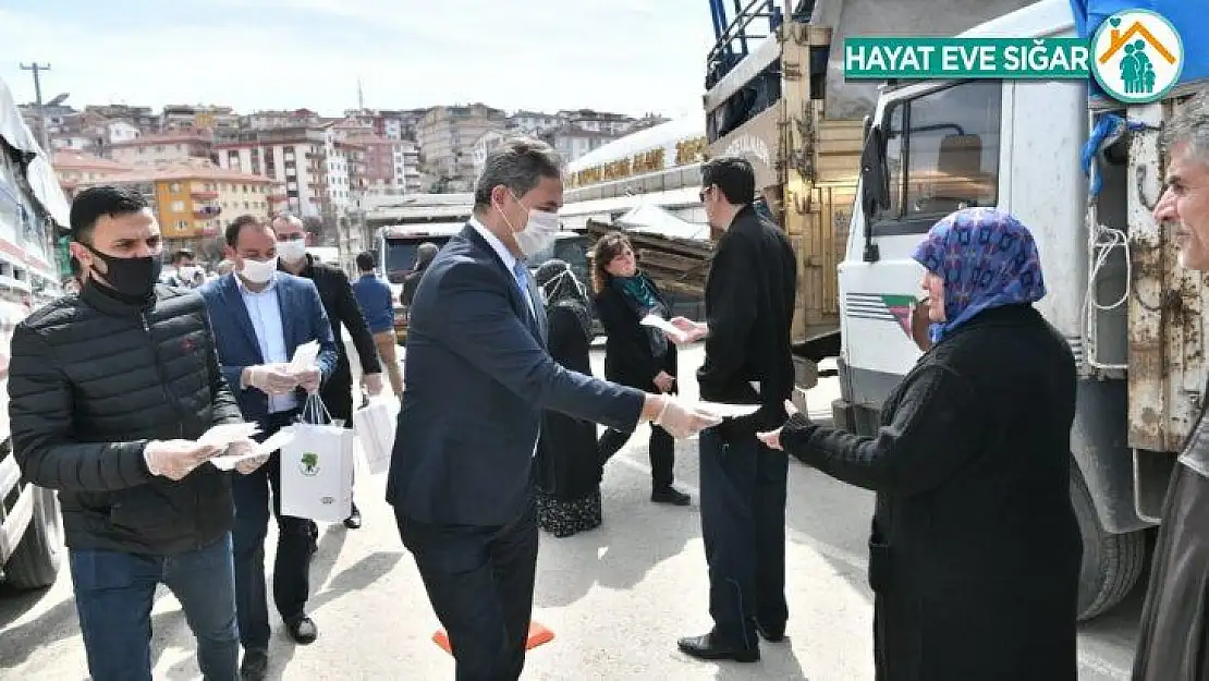 Başkan Köse esnafa maske ve eldiven dağıttı