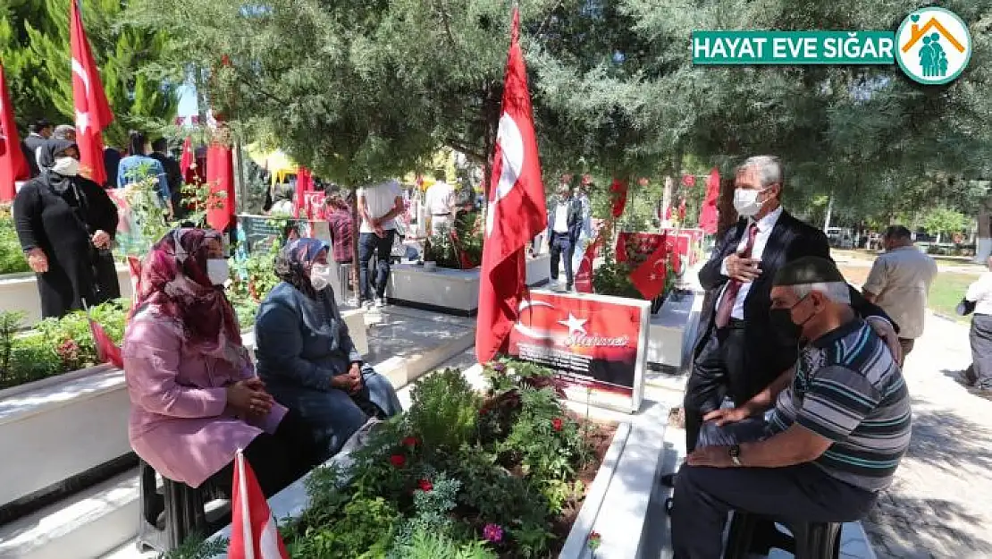 Başkan Tahmazoğlu 15 Temmuz'da şehitliği ziyaret etti