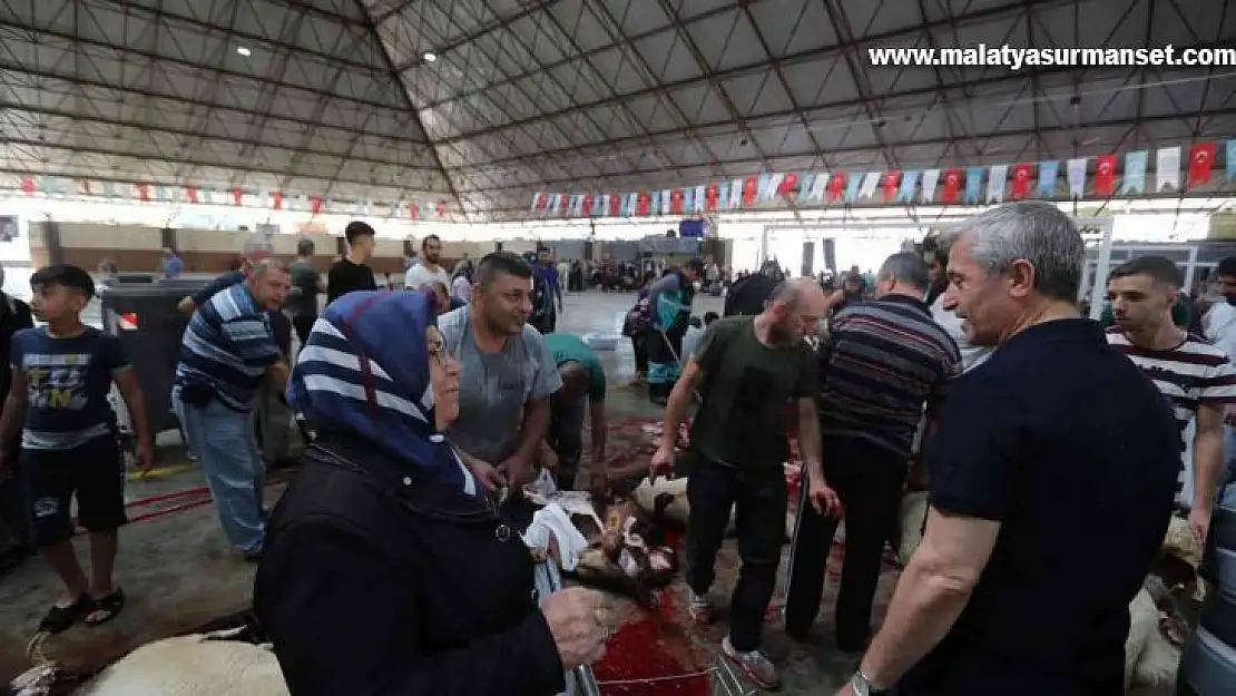 Başkan Tahmazoğlu kurban kesim alanlarını gezdi