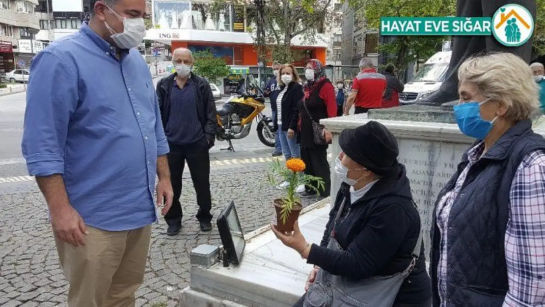 Başkan Taşdelen anneleri çiçeklerle karşıladı