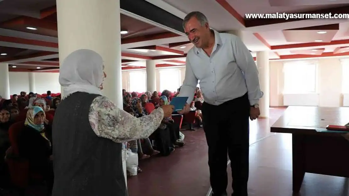 Başkan Turanlı: 'İhtiyaç sahibi ailelerimize sosyal yardım kartı dağıtmaya devam ediyoruz'