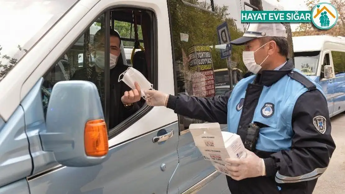 Başkent esnafına maske dağıtımı devam ediyor