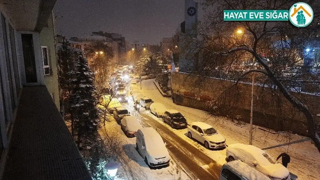 Başkent'te kar trafiği durma noktasına getirdi