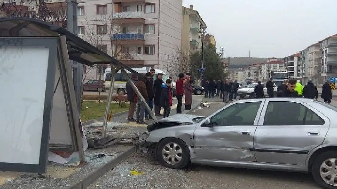 Başkent'te otomobil otobüs durağına çarptı: 2 yaralı