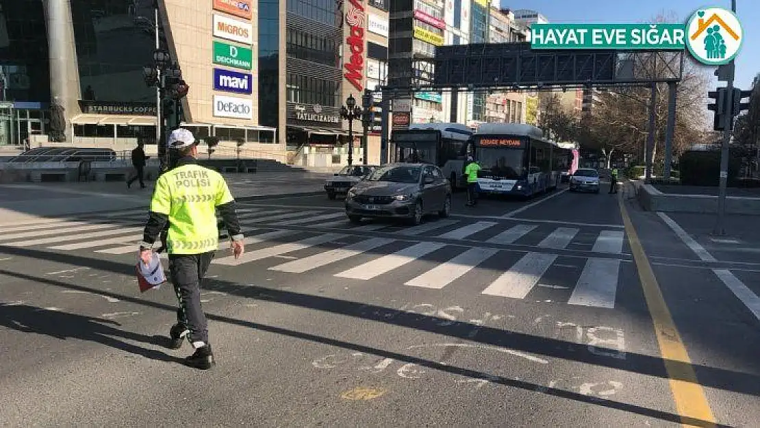 Başkent'te polis, trafikteki sürücüleri denetledi