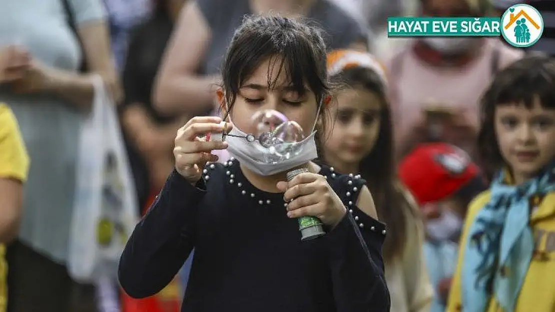 Başkent'te sokağa çıkan 14 yaş altı çocuklar için parkta kitap dağıtıldı