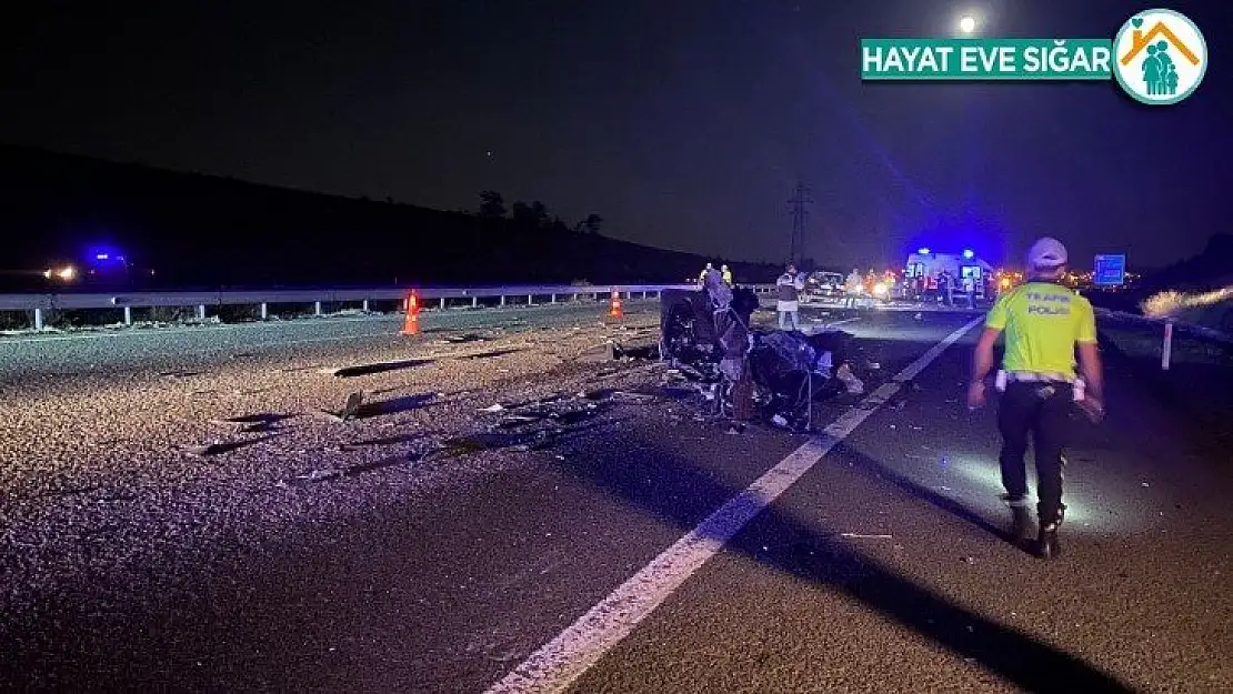 Başkent'te TIR'a arkadan çarpan otomobil hurdaya döndü: 3 ölü, 1 ağır yaralı