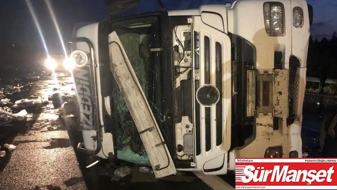 Başkent'te yolcu otobüsü, devrilen TIR'a çarptı: 1 yaralı