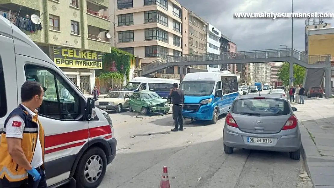 Başkentte dolmuş ile otomobil kafa kafaya çarpıştı