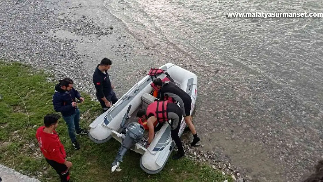 Batman çayında mahsur kalan 2 kişi boğulmaktan son anda kurtarıldı